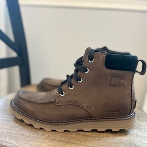 Men’s Sorel waterproof Madson Moc Toe boot, size 8.5, Bruno/Black